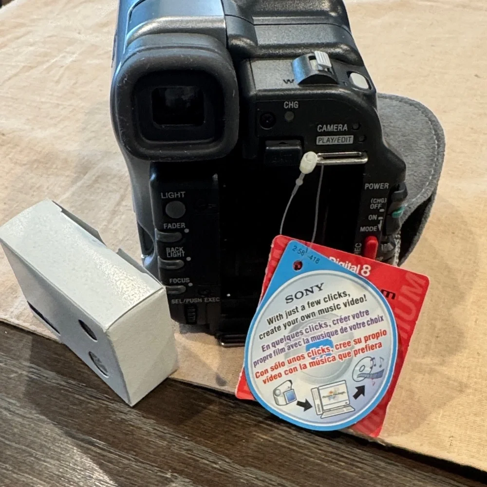 NWT Sony Handycam with Blue and Yellow Box Artwork digital 8 - Picture 5 of 11